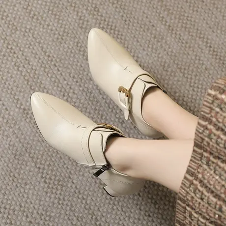 时尚尖头2023真皮中跟大码女靴41一43冬季新款皮带扣软面软底短靴图片