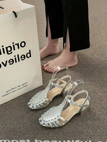 法式复古银色包头凉鞋女夏2023新款皮面编织镂空猪笼鞋中跟罗马鞋图片