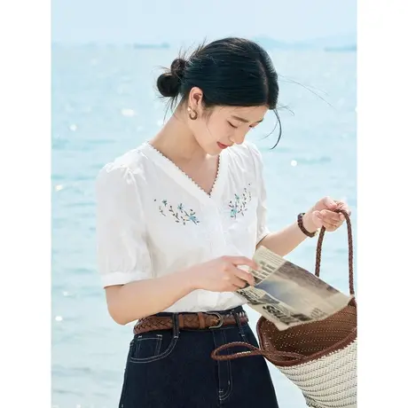 茵曼凉感清新衬衫2023夏女装新款荷叶V领泡泡袖短袖绣花显瘦上衣商品大图