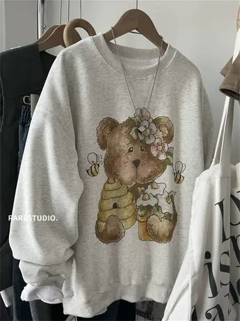 韩国春季新款蜂蜜小熊彩绘印花减龄休闲百搭宽松大版圆领卫衣女图片
