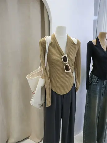 复古露肩挂脖长袖针织开衫女秋季设计感内搭纯欲修身显瘦V领上衣图片