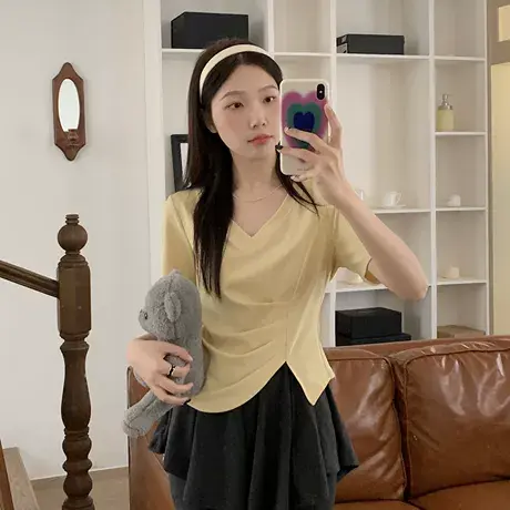 正肩短袖t恤女夏季2024新款百搭显瘦设计感小众不规则短款v领上衣商品大图