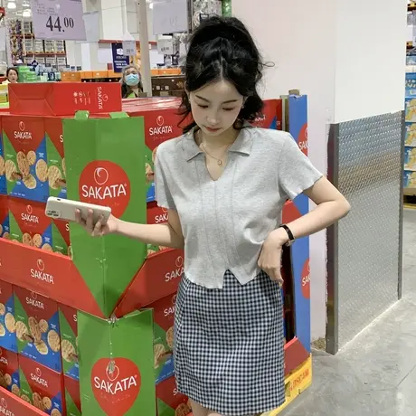 唐狮新款开叉下摆小V领短袖T恤女夏季2023灰色紧身上衣设计感潮x商品大图