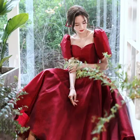 敬酒服新娘高级感2023新款小个子酒红色订婚连衣裙在逃公主赫本风图片
