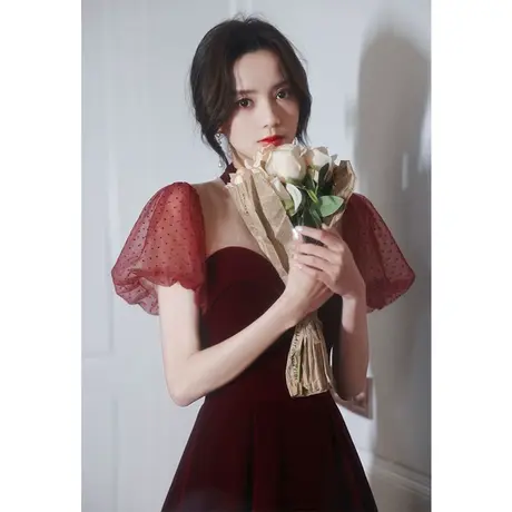 敬酒服新娘2023新款高级感酒红色订婚连衣裙小个子赫本风在逃公主图片
