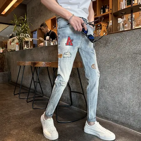 2023夏季新款个性刺绣贴标破洞牛仔裤男潮牌高街水洗做旧铅笔长裤商品大图