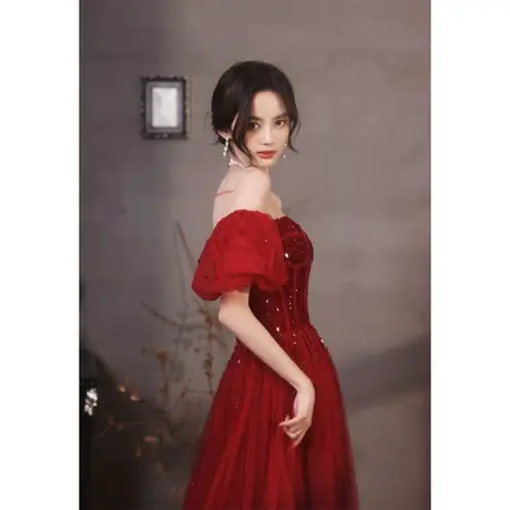 在逃公主敬酒服新娘女2023新款夏季高级感订婚连衣裙酒红色赫本风图片