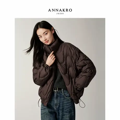 玖姿安娜蔻慵懒时髦美拉德曲线绗缝立领鸭绒短羽绒女2025冬季新款图片