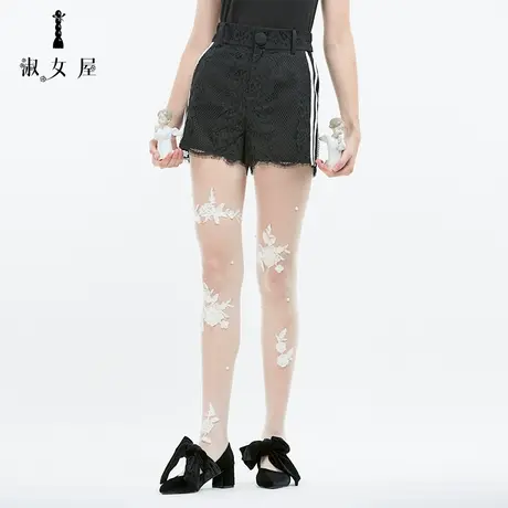 淑女屋黑白贵族钩花镂空侧边拼接白条纹舒适修身蕾丝短裤图片