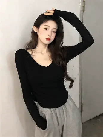 2023早秋新款黑色v领正肩长袖t恤女设计感独特别致不规则短款上衣商品大图