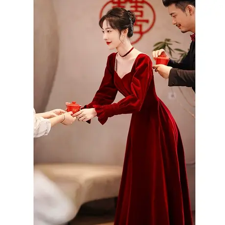 冬季敬酒服冬天新娘2023新款长袖丝绒结婚礼服简单大气订婚高级感图片