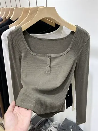 欧货短款纽扣方领长袖t恤女2022早秋新款修身弧形下摆打底衫上衣图片