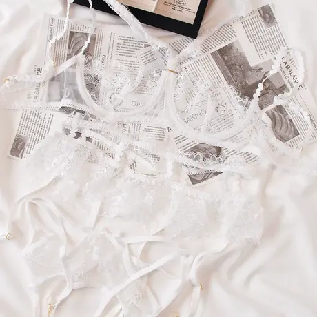 又辣又欲*特别显身材的白色网纱刺绣性感文胸套装内衣图片