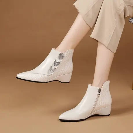 靴子女短靴2023秋冬季新款真皮鞋米白色尖头加绒欧洲站坡跟女式靴图片