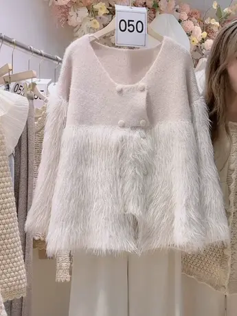 奶系设计感针织拼接毛毛外套2023新款温柔软糯双排扣宽松毛衣开衫图片