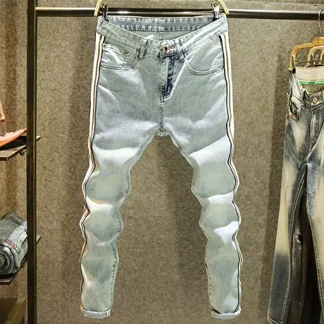 个性侧边拼接牛仔裤男款浅蓝色潮牌修身小脚裤夏季潮流百搭裤子男图片