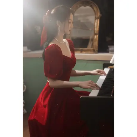 敬酒服新娘高级感2023新款小个子气质酒红色订婚连衣裙礼服赫本风图片