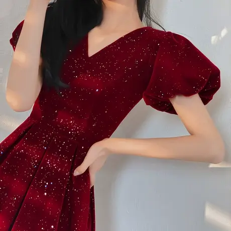 敬酒服新娘2023新款夏季丝绒订婚礼服女短款小个子法式V领泡泡袖图片