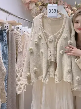 奶系设计感两件套针织衫女韩系宽松山茶花钉珠气质温柔开衫上衣洋图片