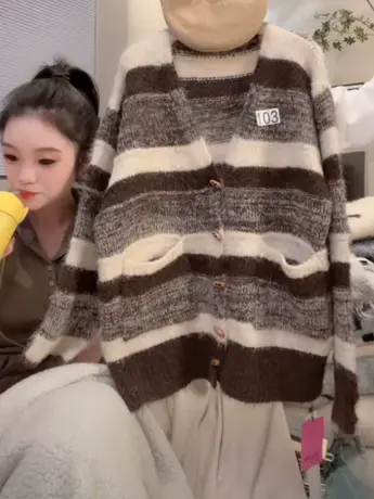 韩系小众慵懒风条纹毛衣女时尚百搭高级感牛角扣针织开衫外套上衣图片