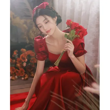 敬酒服新娘2023新款高级感小个子在逃公主缎面酒红色订婚礼服冬季图片