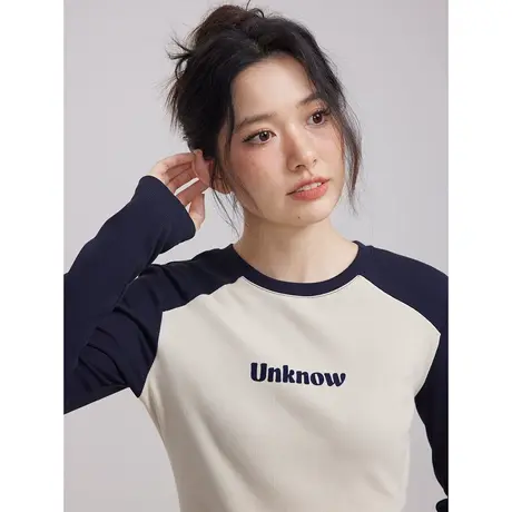 尔给独特设计上衣植绒打底衫女2023新款小个子拼色插肩长袖t恤商品大图