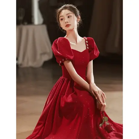 在逃公主敬酒服新娘高级感夏款酒红色赫本风缎面2023新款订婚婚礼图片