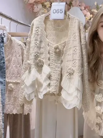 奶系小众设计感两件套针织毛衣女韩系温柔软糯山茶花宽松开衫上衣图片