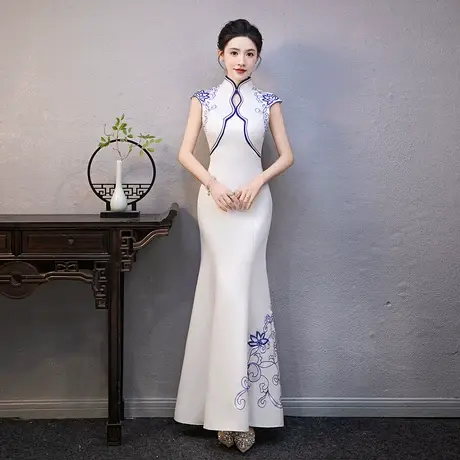 优质青花瓷礼仪旗袍长款迎宾小姐酒店礼仪走秀舞台演出旗袍礼服图片