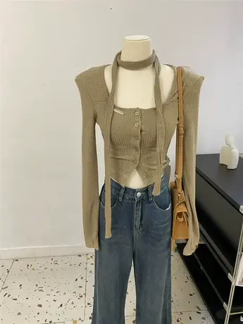 甜辣显身材方领露锁骨垫肩修身长袖开衫女秋冬新套手指辣妹短上衣图片