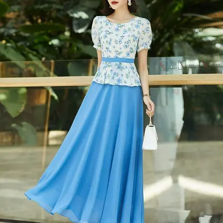 雪纺碎花连衣裙女夏款2023年新款时尚减龄短袖修身收腰蓝色大摆裙图片