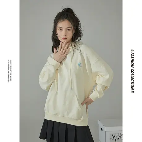 [商场同款]唐狮春季新款卫衣女小熊烧花连帽卫衣休闲百搭上衣图片