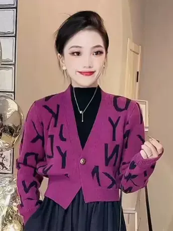 百搭时尚V领字母图案不规则下摆一粒扣毛衣2023秋冬新款针织衫女商品大图