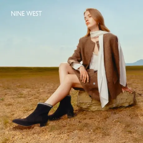 Nine West/玖熙海月珠光高跟短靴女2025新款秋方头粗跟珍珠瘦瘦靴图片