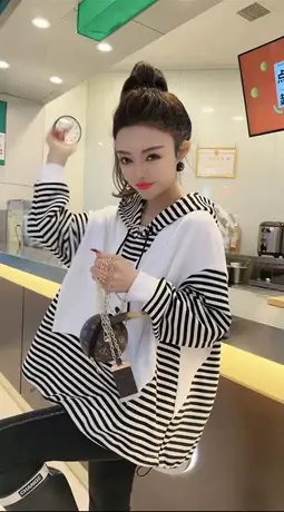 欧洲站2023年春秋新款长袖条纹拼接宽松休闲连帽短款套头卫衣女潮图片