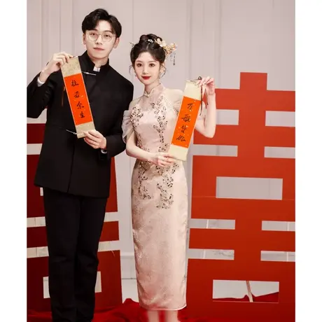 粉色订婚礼服敬酒服新娘2024新款新中式设计感连衣裙结婚高级感图片