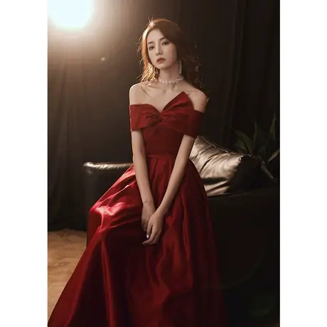 一字肩敬酒服新娘女2023新款夏款高级感赫本风婚礼订婚礼服连衣裙图片