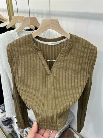 V领链条拼接针织衫垫肩短款高腰长袖上衣女2023早秋宽松坑条小衫商品大图