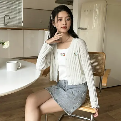 唐狮春夏季薄款针织衫女V领短款长袖空调衫小众别致上衣图片