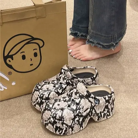 松糕洞洞鞋女夏季时尚蛇纹厚底高跟包头沙滩踩屎感外穿防滑凉拖鞋图片