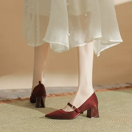粗跟单鞋女2024年新款一字带高级感绸缎酒红色秀禾婚纱两穿高跟鞋图片