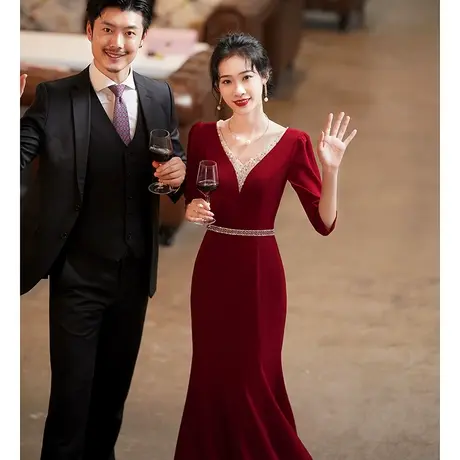 敬酒服新娘2023新款高级感V领修身鱼尾结婚酒红色礼服女夏季缎面图片