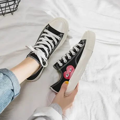 低帮帆布鞋女2020新款韩版百搭爱心小白鞋联名复古网红街拍潮板鞋图片