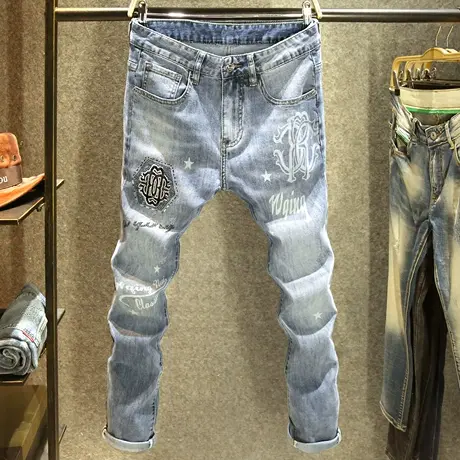 春季新款潮牌ins烫印牛仔裤男修身小脚裤时尚潮流烫钻设计裤子男图片