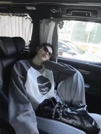 欧洲站2023秋季新款 设计师款甜酷人像印花撞色插肩袖长袖T恤卫衣商品大图