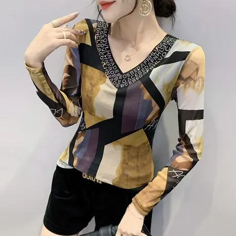 2024春装新款时尚烫钻V领T恤女长袖复古印花上衣洋气百搭内打底衫商品大图