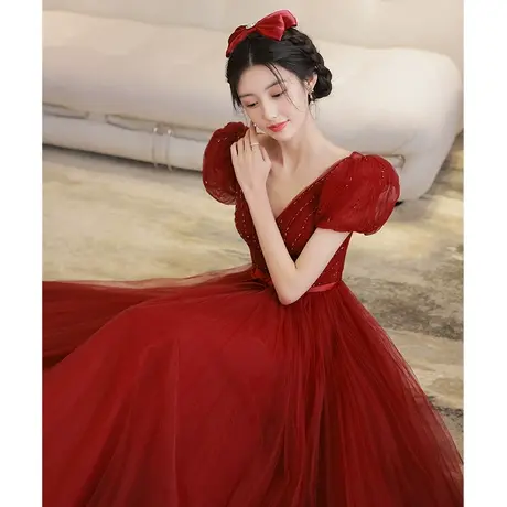 敬酒服新娘2023新款在逃公主高级感赫本风显瘦气质酒红色订婚礼服图片