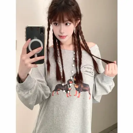 美式辣妹腊肠狗印花斜肩卫衣女2025新款秋季宽松灰色露肩长袖上衣商品大图