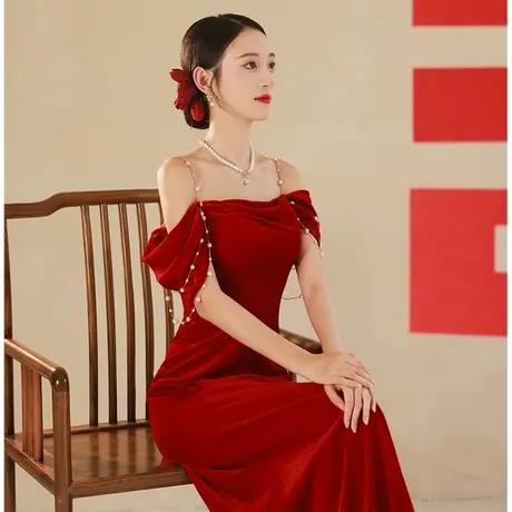 一字肩敬酒服新娘2023新款冬季丝绒高级感气质显瘦订婚礼服连衣裙图片