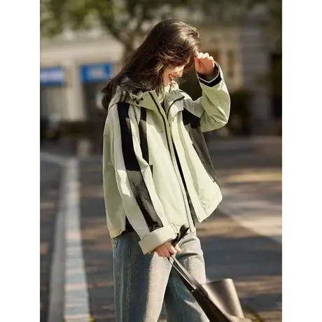时尚气质外套2024年春季新款女撞色休闲连帽运动冲锋衣短款上衣图片